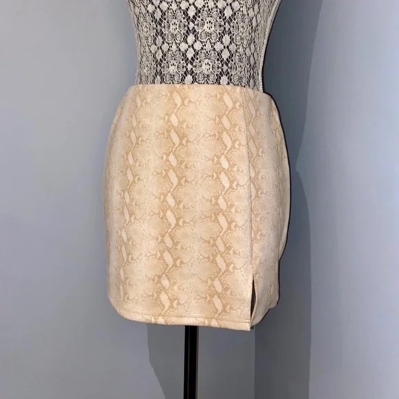 HONEY BELLE Women's Snakeskin Mini Skirt in Nude/Cream│Size Medium - Picture 11 of 16